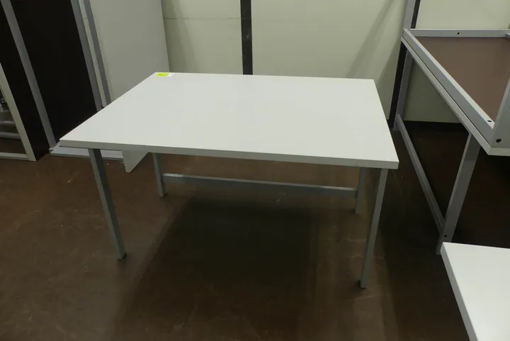 Arbeitstisch Maße in cm ca.: 120 x 90